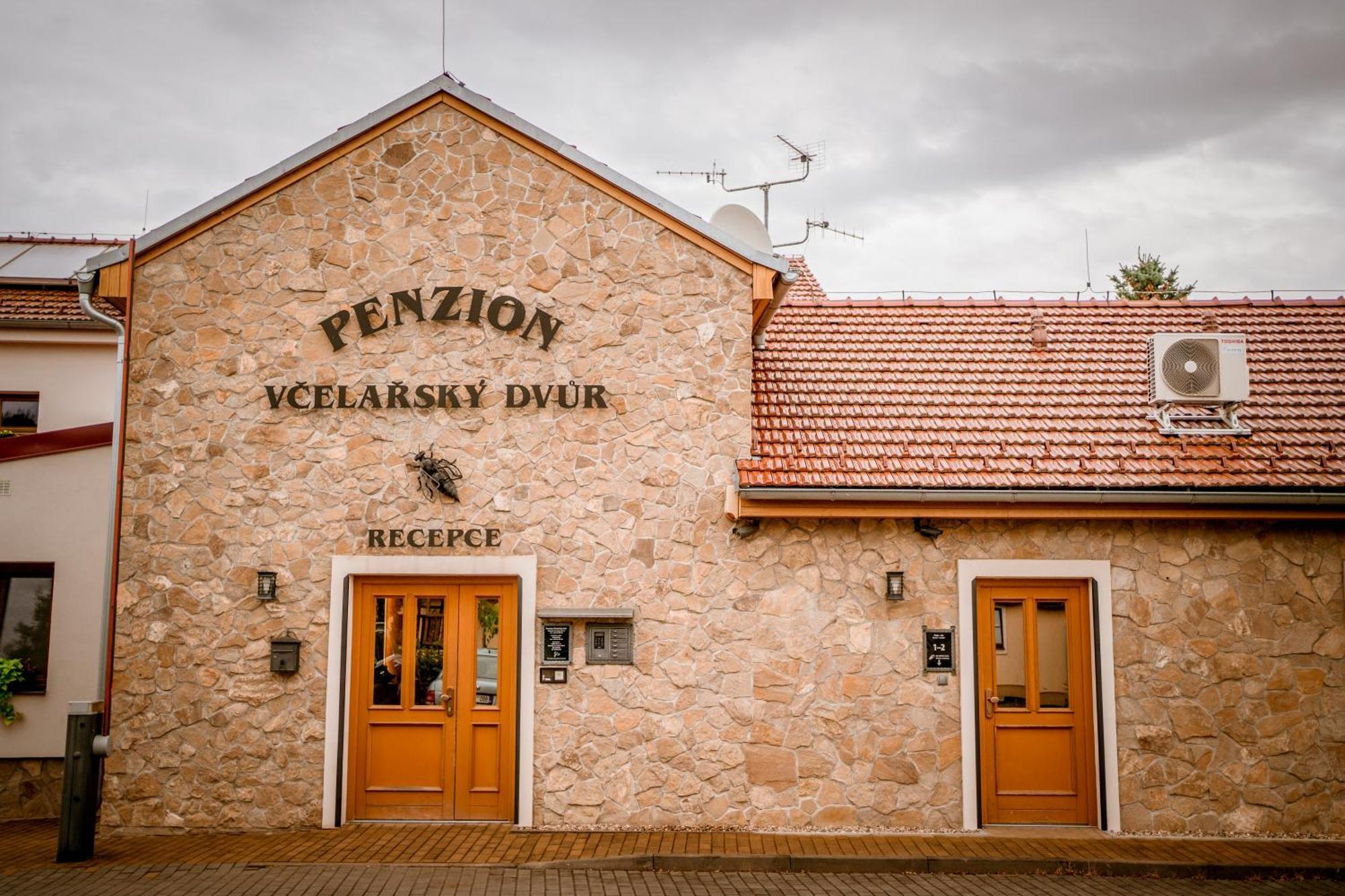 Penzion Vcelarsky Dvur Lednice Esterno foto
