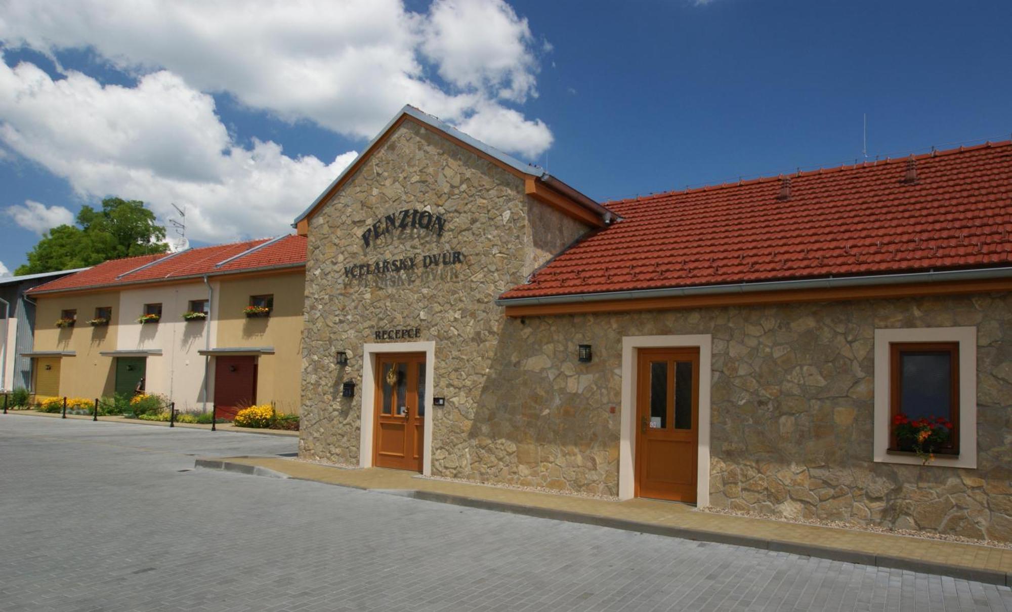 Penzion Vcelarsky Dvur Lednice Esterno foto